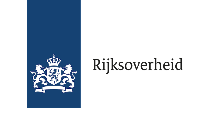 Logo van rijksoverheid zijn twee witte leeuwen met een schild tussen hen in en erboven een kroon met een blauwe achtergrond en het woord rijksoverheid ernaast
